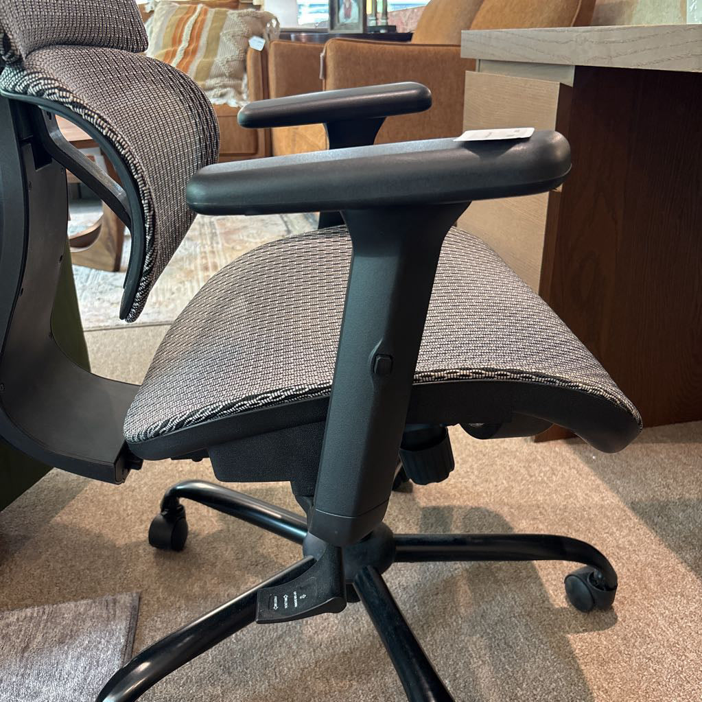 Black & Mesh Office Chair