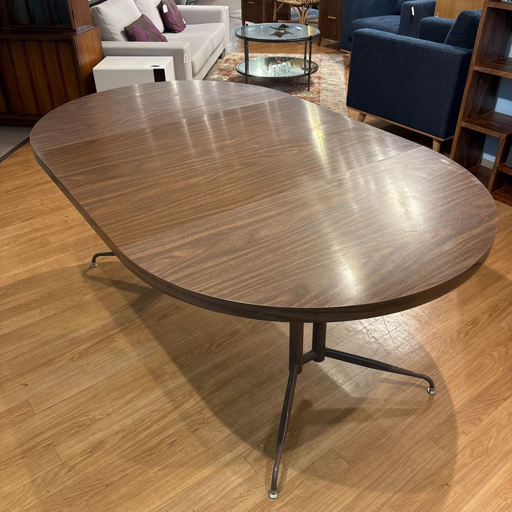 MC Nordia Round Dining Table w/ 2 Leafs