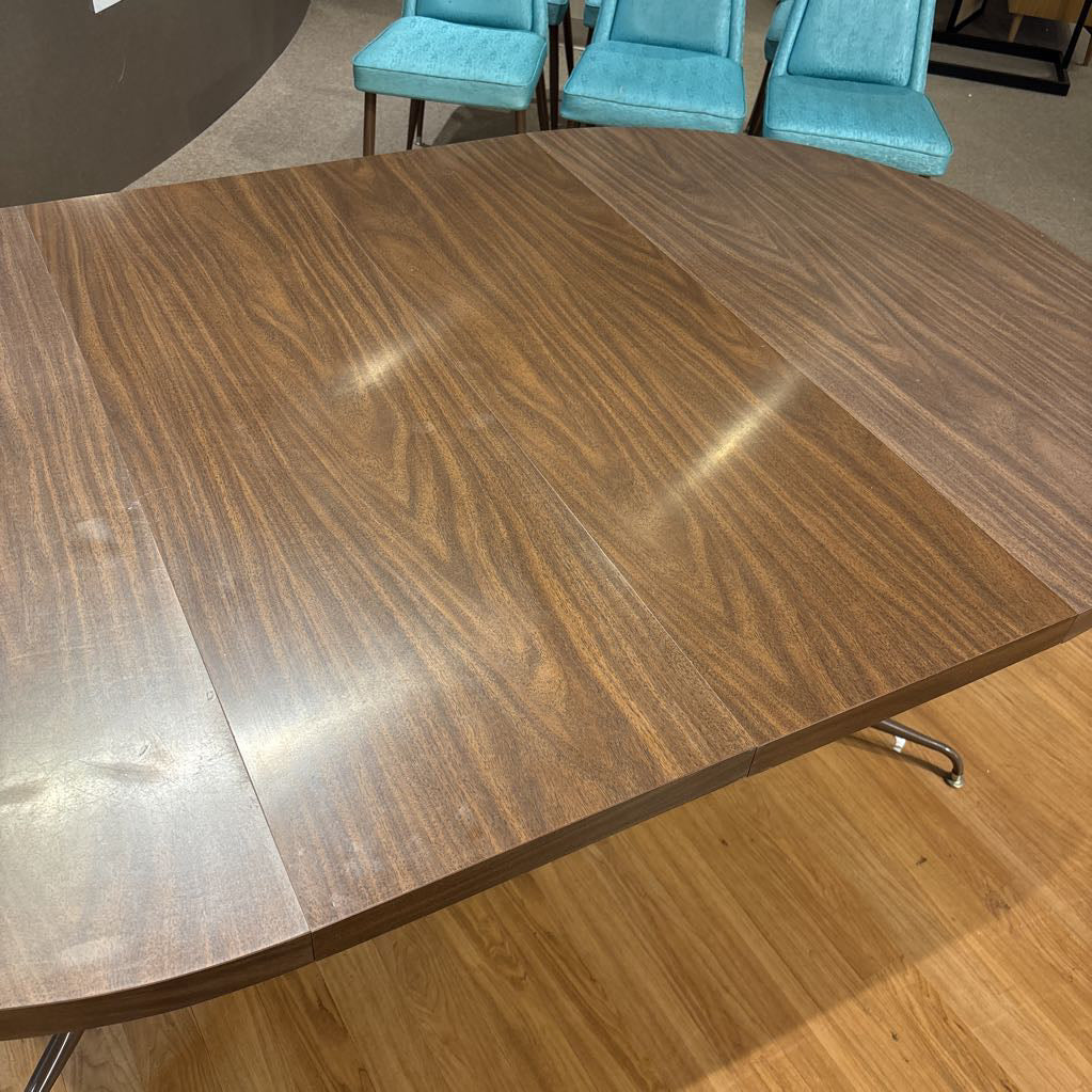 MC Nordia Round Dining Table w/ 2 Leafs