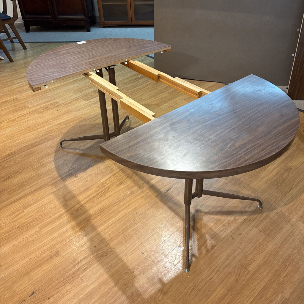 MC Nordia Round Dining Table w/ 2 Leafs