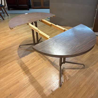 MC Nordia Round Dining Table w/ 2 Leafs