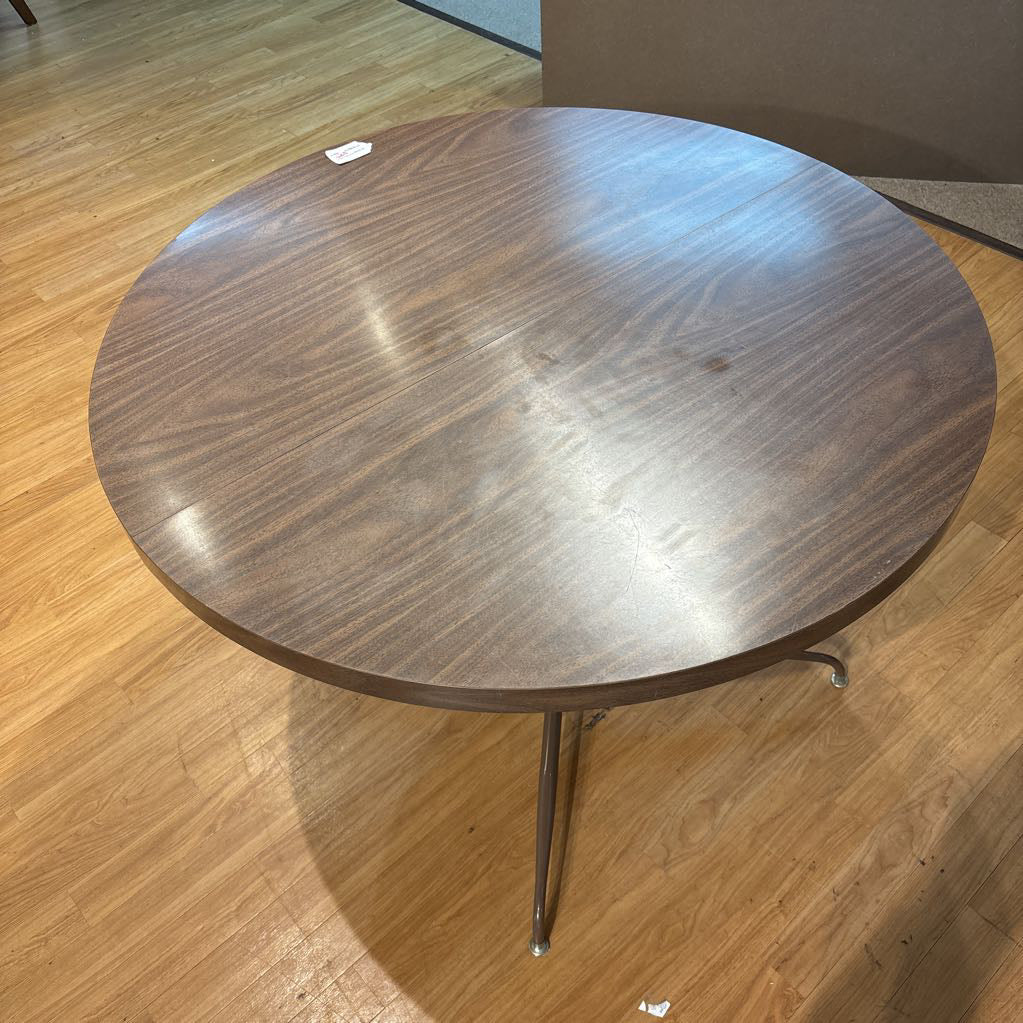 MC Nordia Round Dining Table w/ 2 Leafs