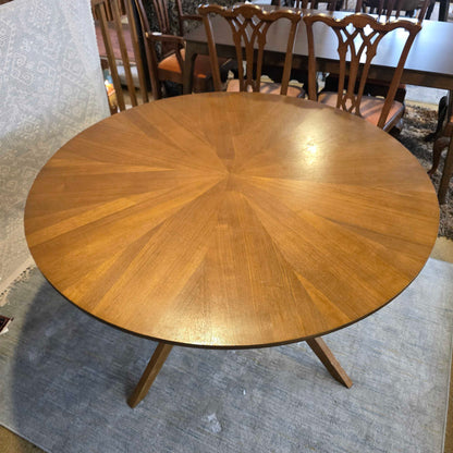 Article Conan "X" Base Round Dining Table