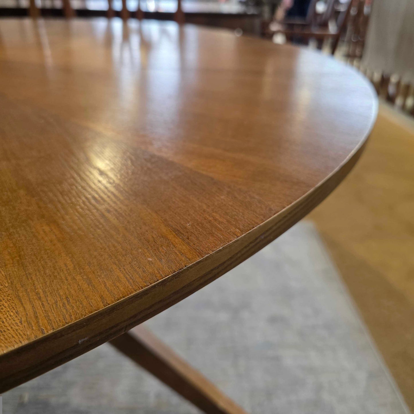 Article Conan "X" Base Round Dining Table