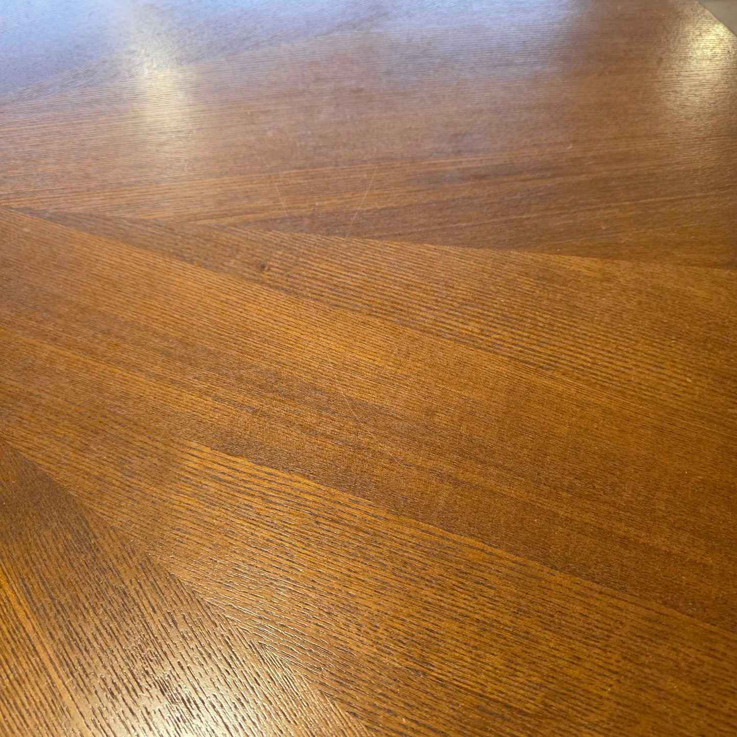 Article Conan "X" Base Round Dining Table
