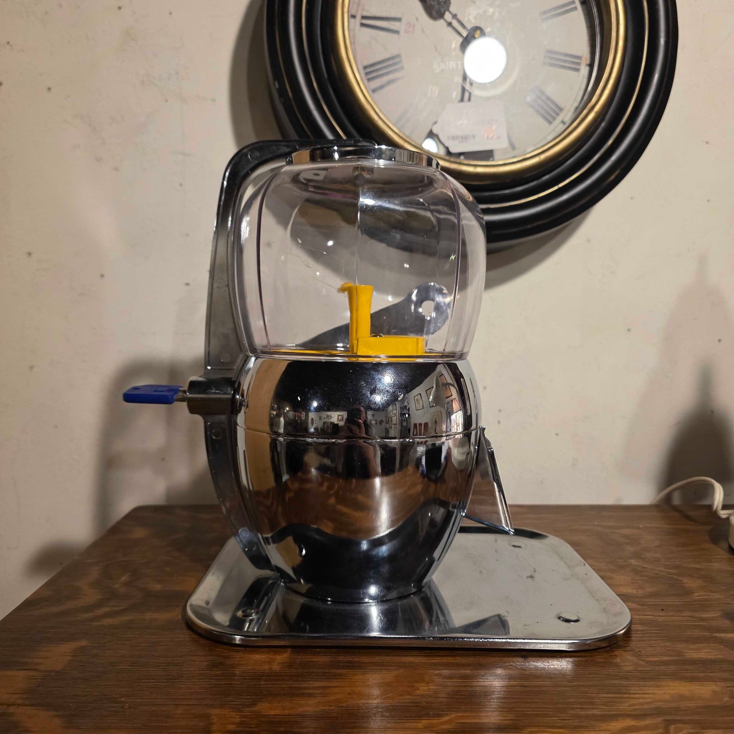 PELICAN HOUSE Working Gumball Machine