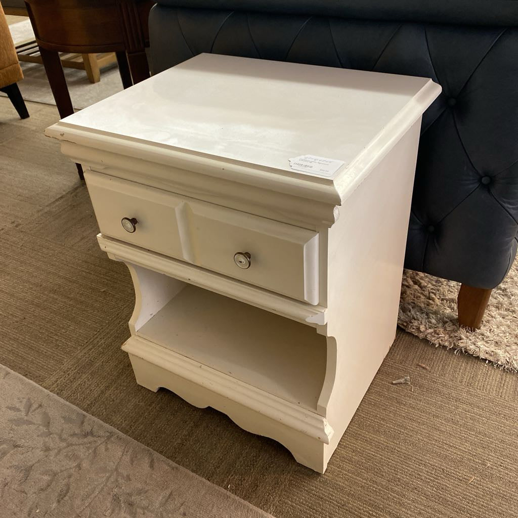 Traditional White Nightstand w/Drawer C NIGHTSTANDS