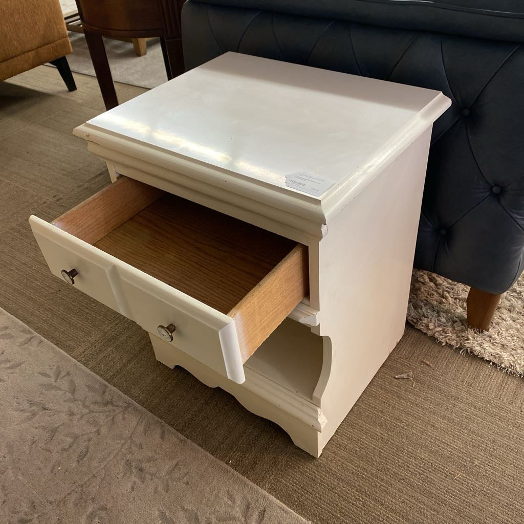 Traditional White Nightstand w/Drawer C NIGHTSTANDS
