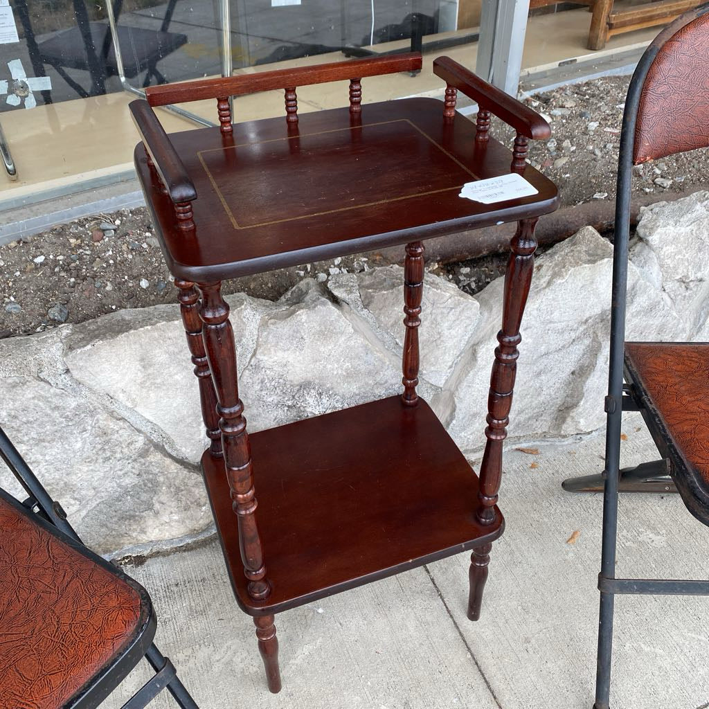 Vintage Traditional Turned Wood Side Table w/Rails C SIDE TABLES