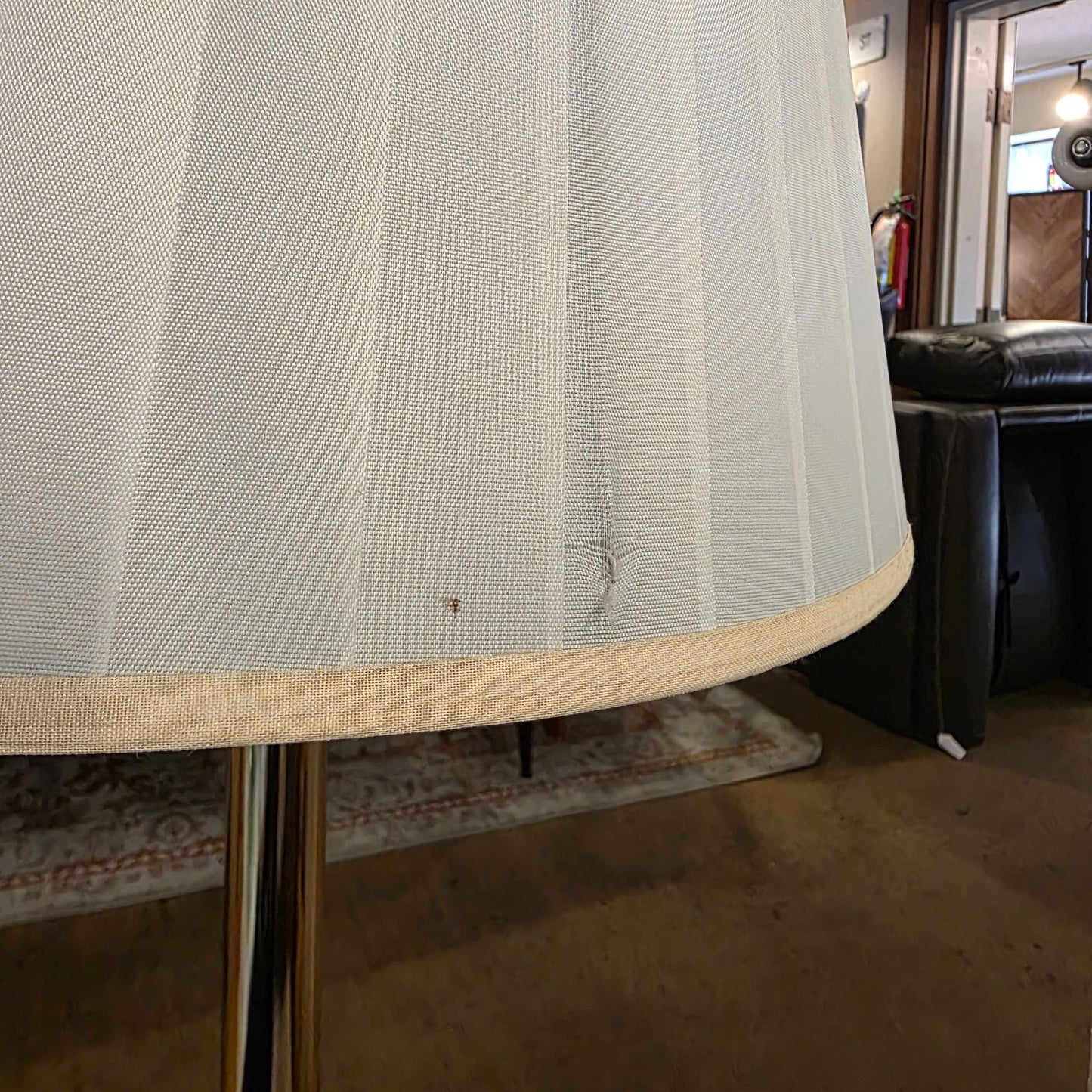 Wood Spindle Rim Table w/ Storage Rack & Lamp