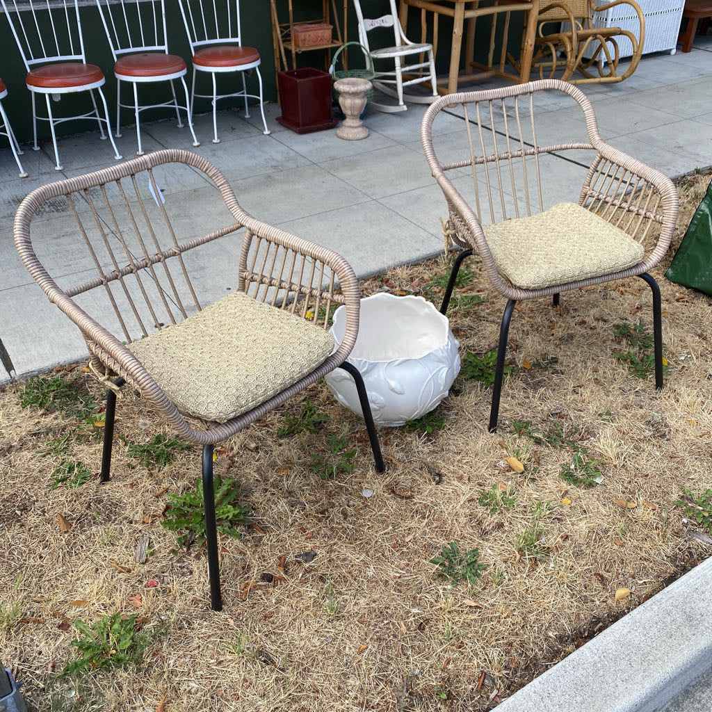 Synthetic Rattan Patio Chair w/Black Metal Legs & Cushion