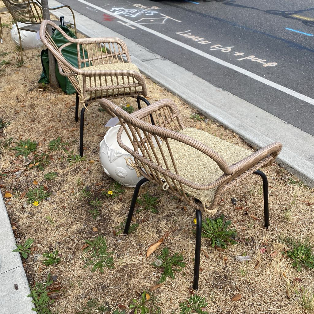 Synthetic Rattan Patio Chair w/Black Metal Legs & Cushion