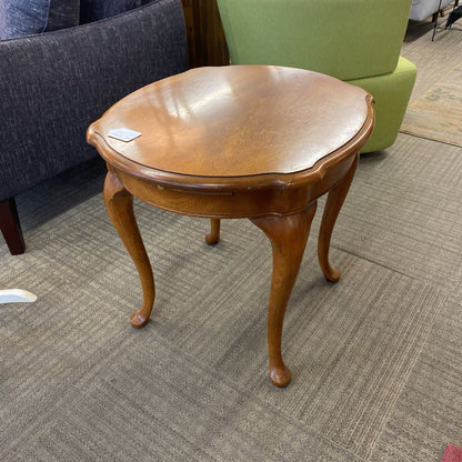 Oval Queen Anne Style Side Table w/Pull Out