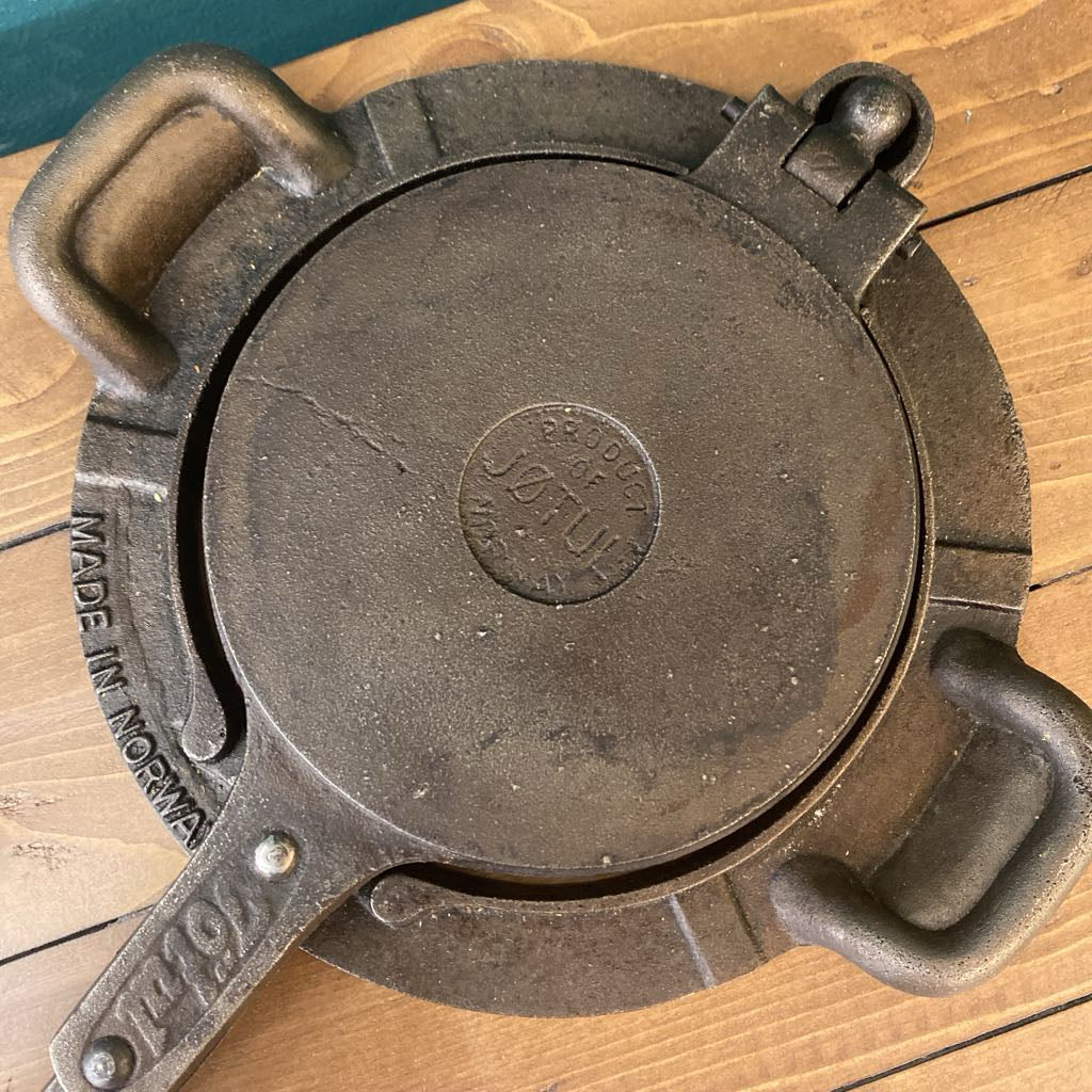 Norwegian Jotul Krumkake Iron w/Stand