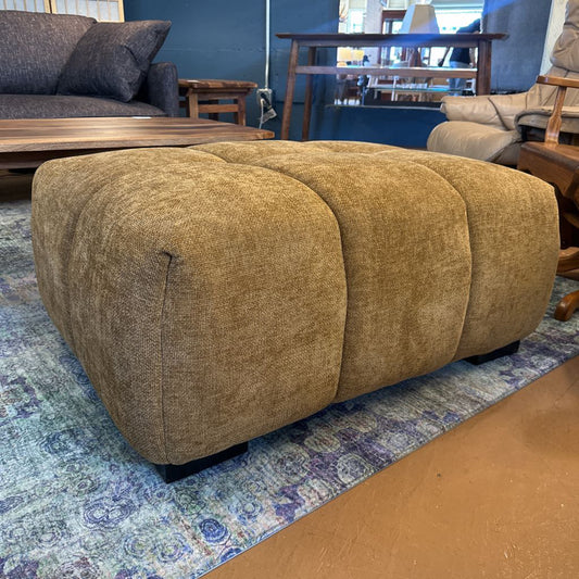 Amber Tufted Ottoman U OTTOMANS