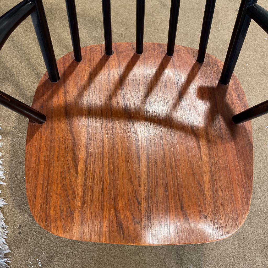 Black Spindle Back w/ Warm Seat Dining Chairs SET of 5