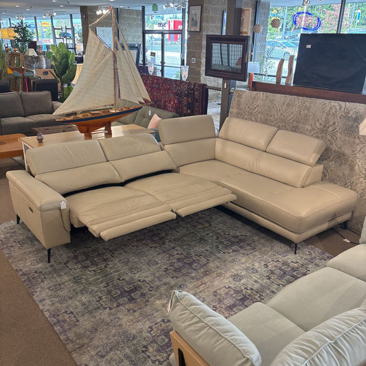 Kasala Top-grain Leather Power Reclining Sectional w/ Chaise U SECTIONALS RAF