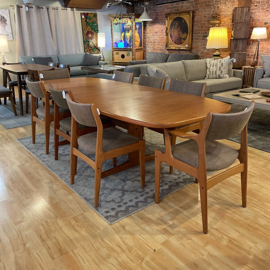 Skovby Teak Expanding Trestle Dining Table & Set of 8 Chairs C DINING TABLES