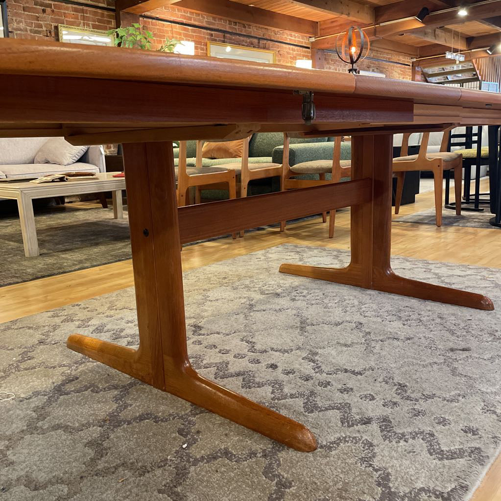 Skovby Teak Expanding Trestle Dining Table & Set of 8 Chairs C DINING TABLES