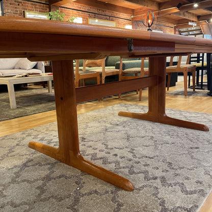 Skovby Teak Expanding Trestle Dining Table & Set of 8 Chairs C DINING TABLES